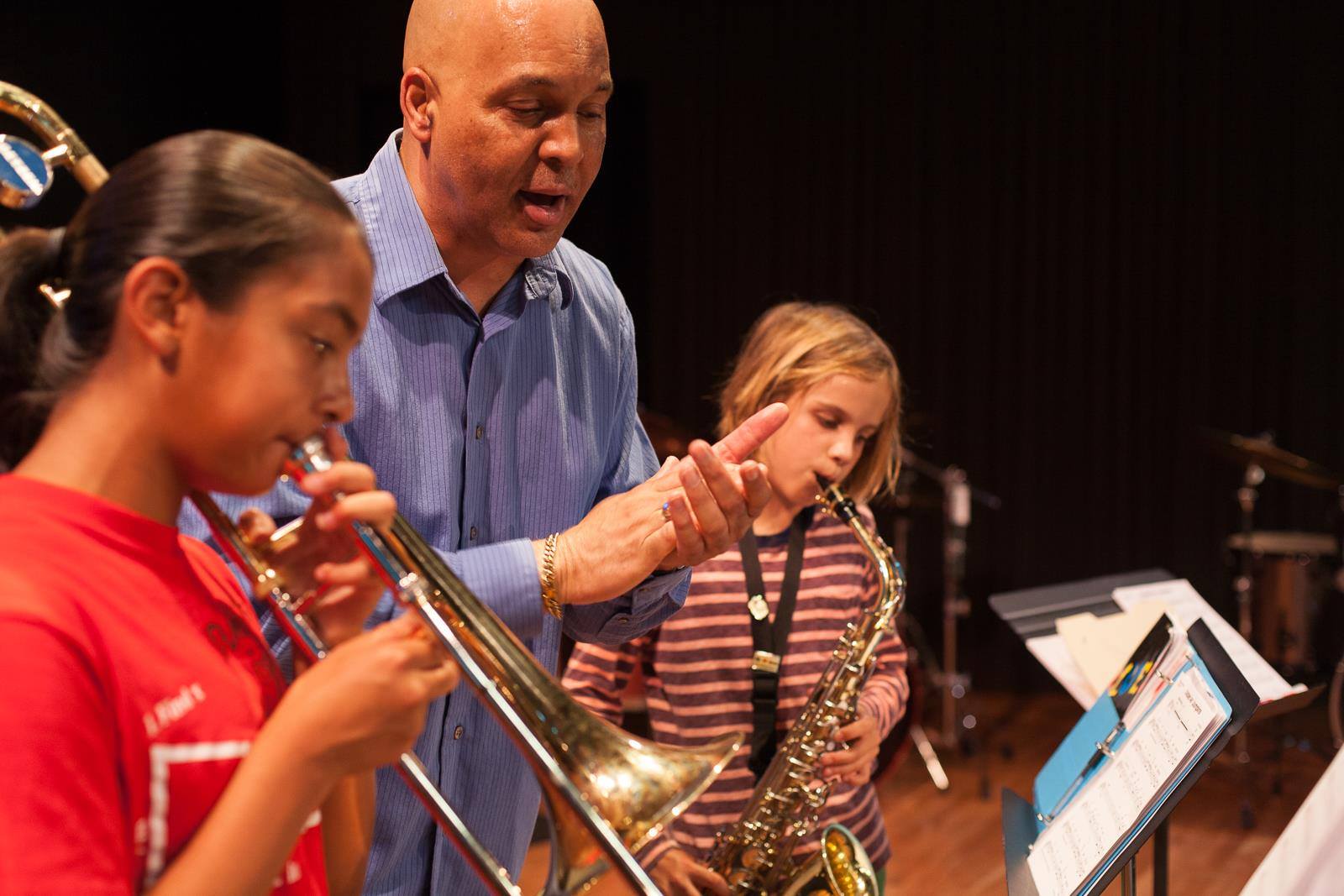 Derek Cannon working with middle school and high school students at the Jazz 88.3 Summer Jazz Workshop